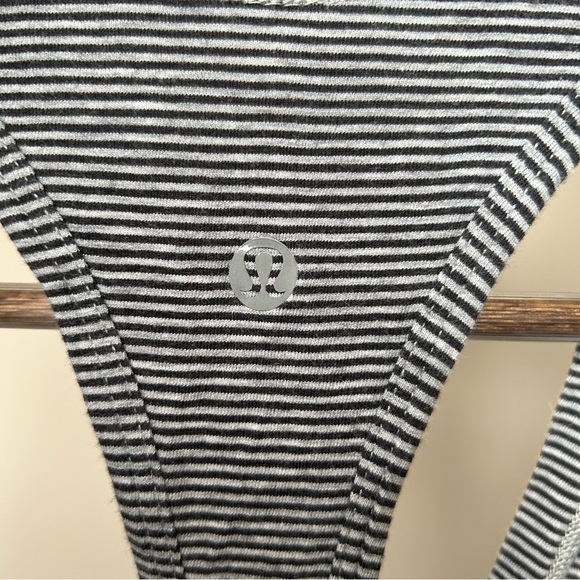 Lululemon Yogi Racerback Front Pocket Pinstripe Black & White Tank Size 6 - Picture 6 of 7